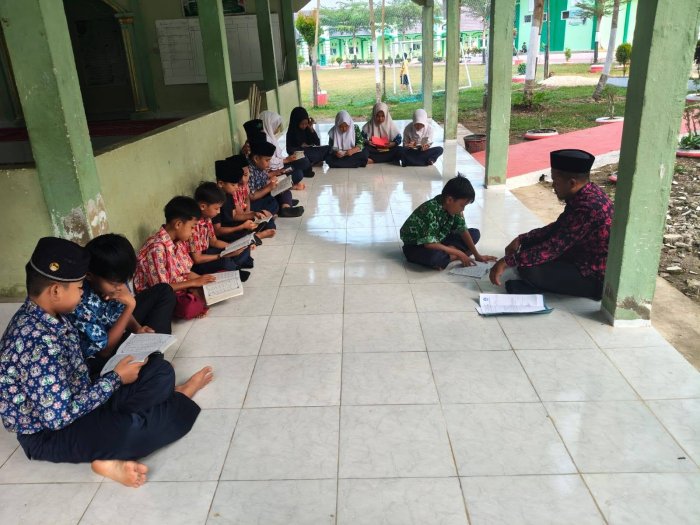 Kepala MTsN 7 Bungo Bimbing Langsung Siswa Tingkatkan Kemampuan Membaca Al-Quran Kepala MTsN 7 Bungo Bimbing Langsung Siswa Tingkatkan Kemampuan Membaca Al-Quran