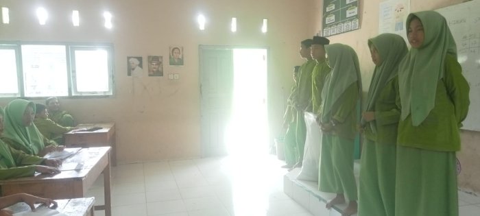 Kabar Duka Selimuti MTsN 7 Bungo, OSIM Gelar Aksi Peduli untuk Guru yang Berduka