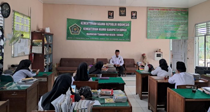 Kepala MTsN 7 Bungo Pimpin Rapat Guru, Bahas Evaluasi OMI dan Persiapan Asesmen Tengah Semester