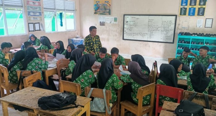 Siswa Kelas IX B MTsN 7 Bungo Pelajari Konsep Transformator melalui Model Problem Based Learning