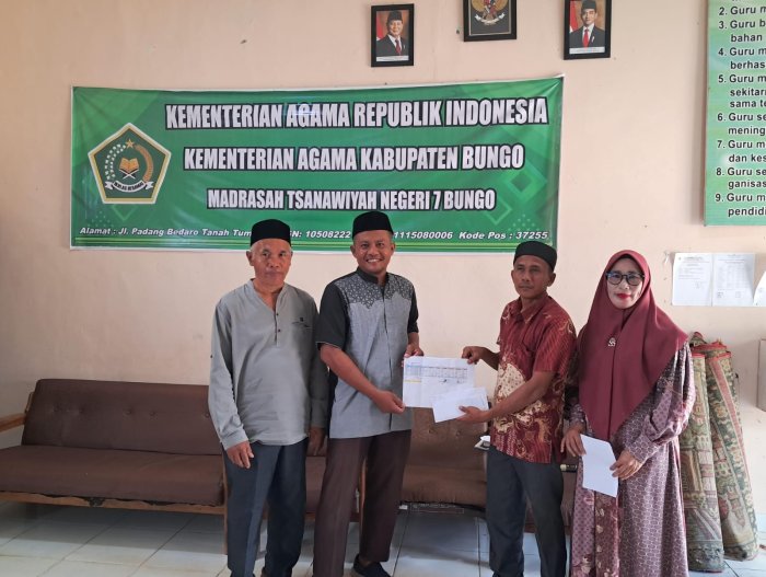 Kepala MTsN 7 Bungo Serahkan Zakat Profesi ASN kepada UPZ