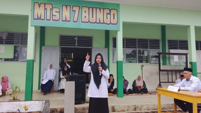 Fazilla VII A Raih Juara 1 Cabang Ceramah Agama pada Perayaan Maulid Nabi Muhammad SAW