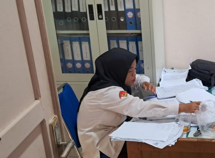 Ibu Ani Hefni Yanti Lakukan Pengecekan Data Siswa Secara Teliti, Wujud Komitmen dalam Tugas Tenaga Kependidikan