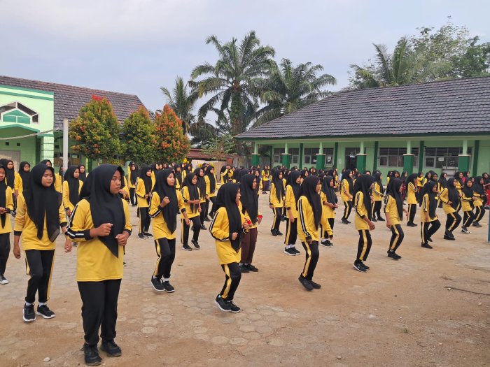 Mantapkan Pola Hidup Sehat, MTsN 7 Bungo Kembali Gelar Senam Rutin