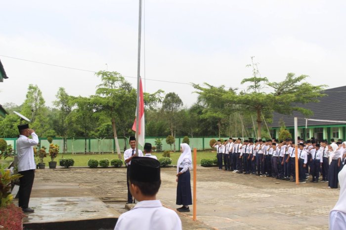 Upacara Bendera MTsN 7 Bungo Berlangsung Khidmat, Kamad Tegaskan Disiplin, Motivasi TKA, dan Gerakan Hemat Energi