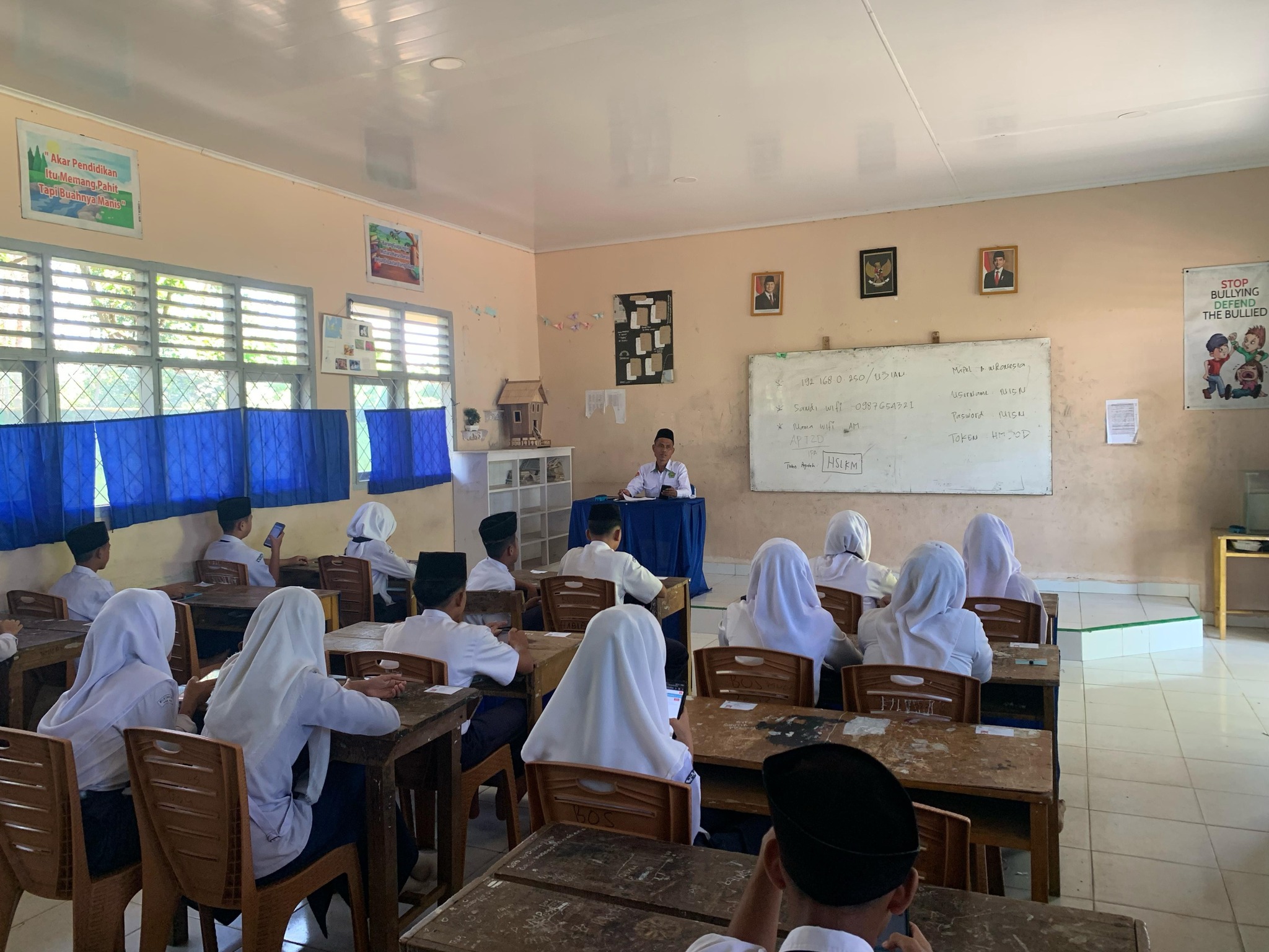 Hari Kedua Ujian Madrasah Berbasis Android di MTs Negeri 7 Bungo Berjalan Lancar dan Tertib