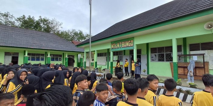 Guru MTsN 7 Bungo Ajak Siswa Tanamkan Tanggung Jawab dan Tingkatkan Literasi Digital dalam Apel Kedisiplinan