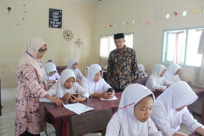 Monev Tes Akademik PMBM Berbasis Android, Kepala Madrasah Bersama Ketua Panitia Pastikan Seleksi Berjalan Sesuai SOP Monev Tes Akademik PMBM Berbasis Android, Kepala Madrasah Bersama Ketua Panitia Pastikan Seleksi Berjalan Sesuai SOP