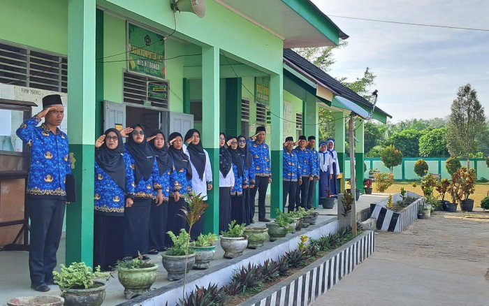 PMR MTsN 7 Bungo Tetap Siaga di Tengah Teriknya Cuaca Saat Upacara Hari Pahlawan Nasional 2025